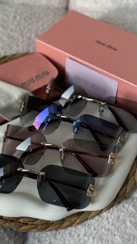نظارة MIU MIU / شامل علبة مختومة